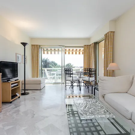 Tassigny Apartment *