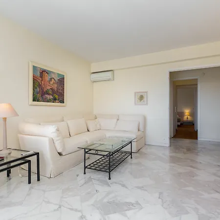 Tassigny Apartment *